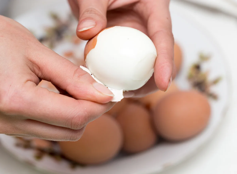 5 Cara Kupas Telur Rebus Dengan Cepat Dan Mudah Yang Ramai Tak Tahu!
